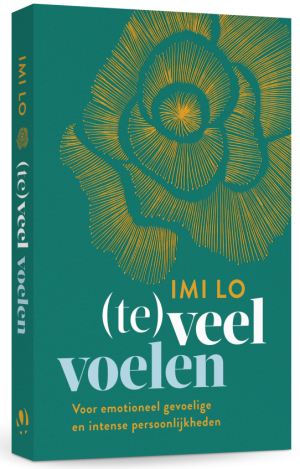 Op deze afbeelding is het omslag van '(Te)veel voelen' te zien. Het boek heeft een groen omslag en er staat een grote geel bloem op het omslag die de bovenste helft in beslag neemt. Daaronder staat de naam van de auteur, Imi Lo, in het geel, en onder haar naam staat de titel van het boek in het wit. 
Onder de titel staat in kleine letters de subtitel: 'Voor emotioneel gevoelige en intense persoonlijkheden'