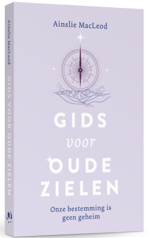 Op de afbeelding zie je het omslag van 'Gids voor oude zielen'.  Het omslag heeft een lichtpaarse kleur. In witte letters staat de titel 'Gids voor oude zielen' op het omslag.