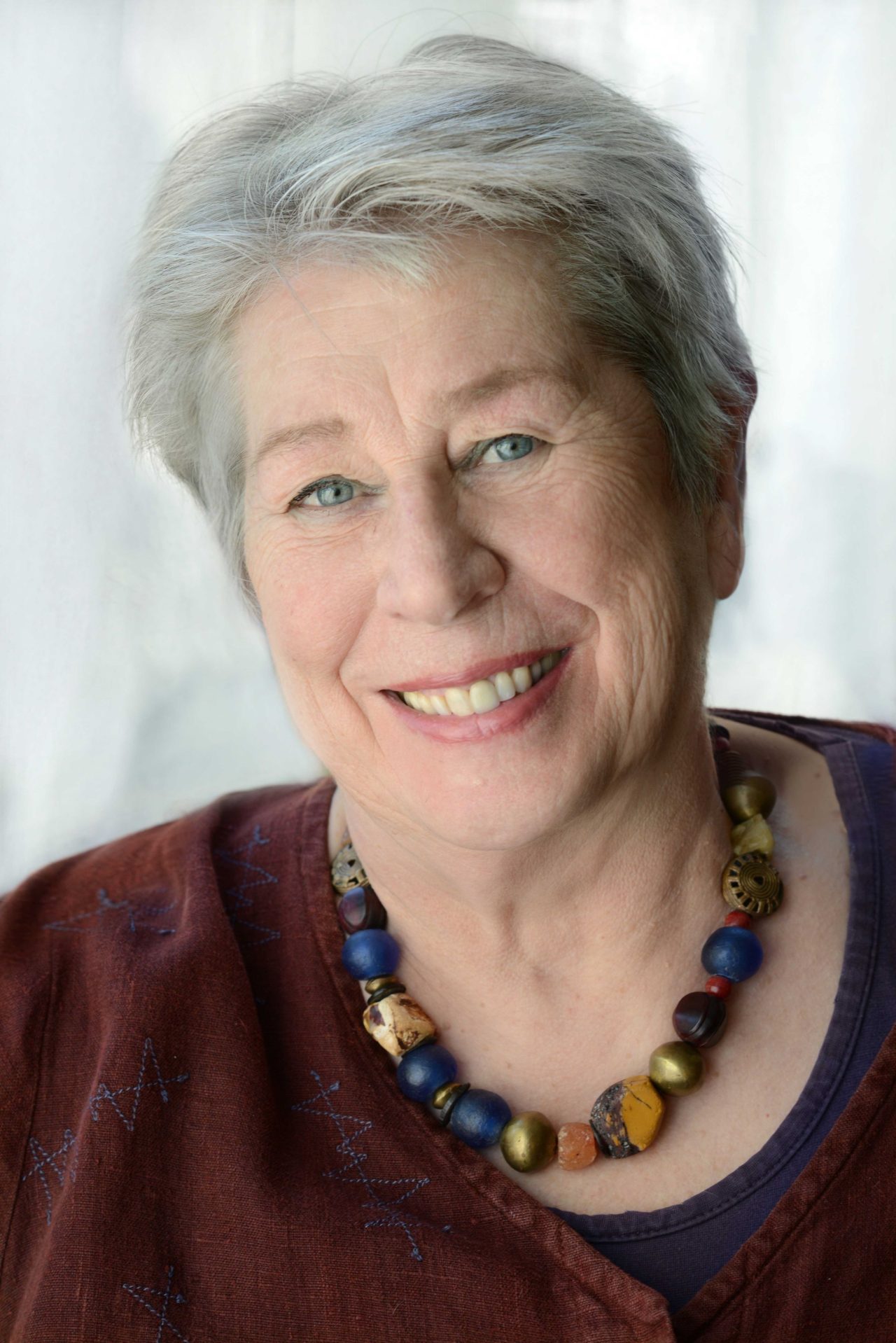 Op de foto staat Els Thissen afgebeeld, een witte oudere vrouw met grijs haar. Ze heeft onder andere Attitudinal healing en Een cursus in wonderen geschreven.