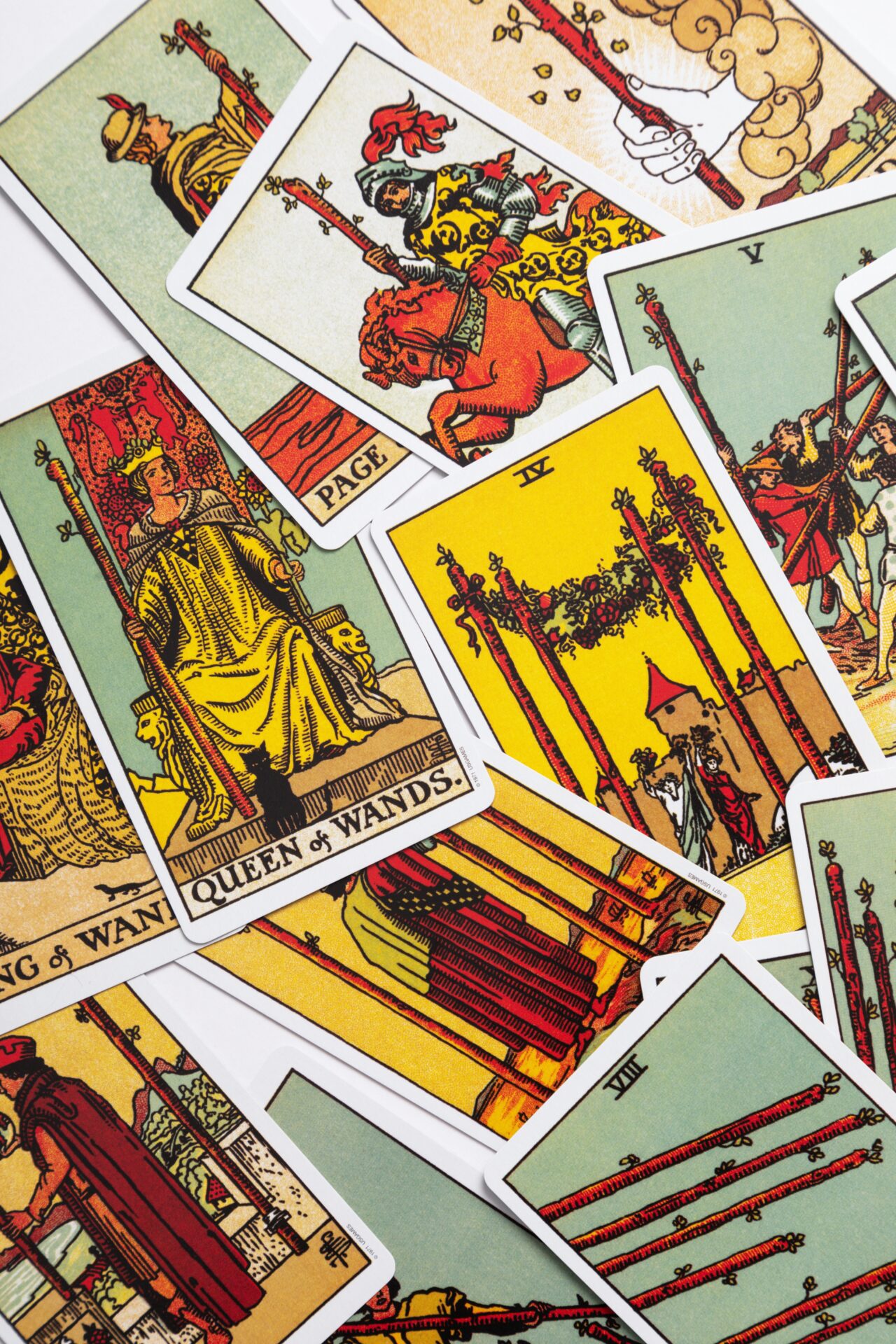 Sfeerbeeld van verschillende tarotkaarten uit het Rider Waite-deck die over elkaar heen liggen.