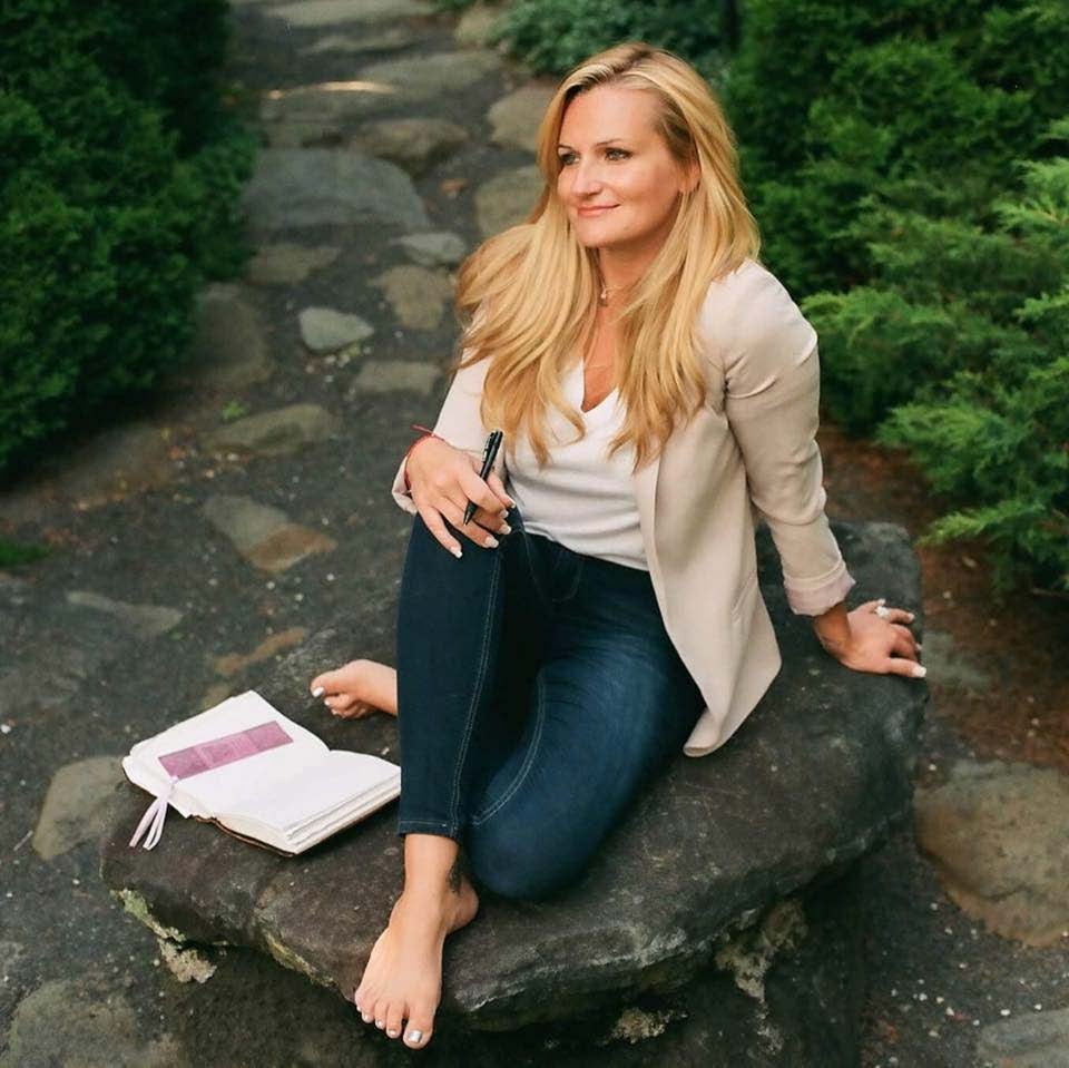 Op de afbeelding staat auteur Kate Rose afgebeeld, een witte vrouw van middelbare leeftijd met blond haar tot over haar schouders. 