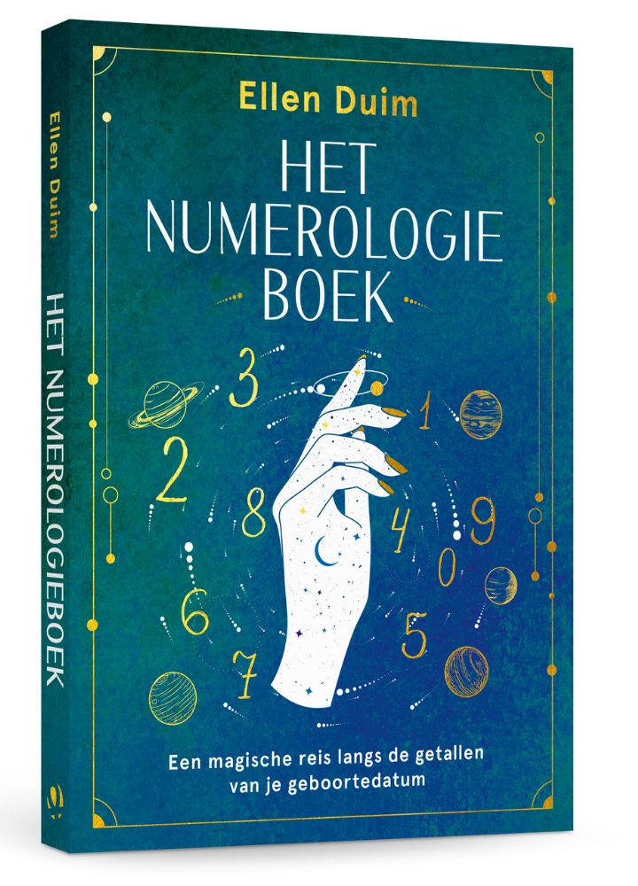 De cover van het boek Het numerologieboek. Het is een groen/blauw boek met getallen en planeten erop te zien in het goud. 