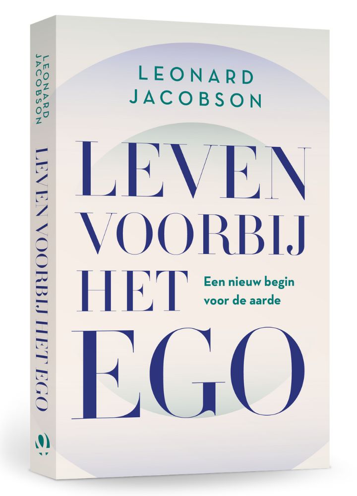Cover van het boek Leven voorbij het ego van Leonard Jacobsen. Het omslag heeft blauwe en groene letters en op de achtergrond is een lichte cirkel te zien. 