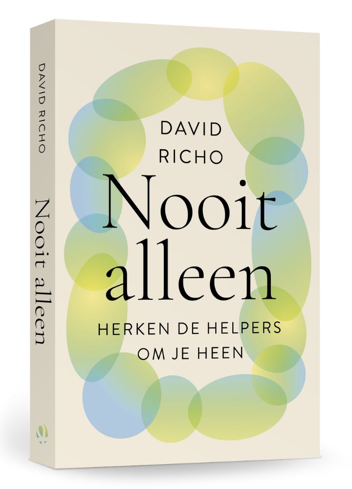 De cover van Nooit alleen met groenblauwe cirkels om de titel heen. 